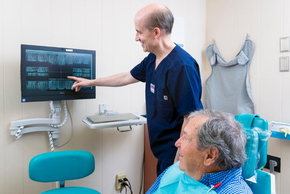 Dr. Lee Schriftman giving a patient a Dental Experience in Northeast Philly
